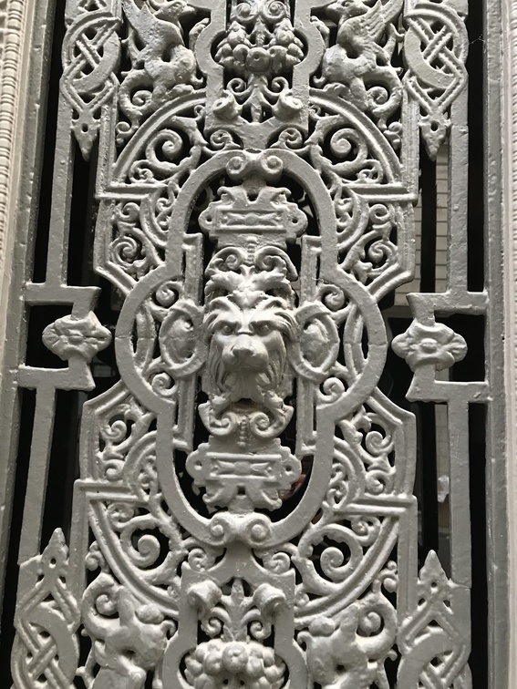rue saint joseph detail lion.jpeg